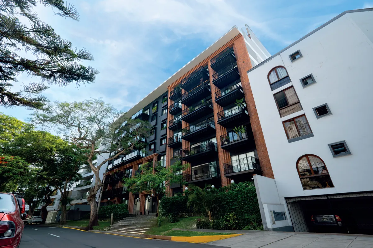Fachada de edificio residencial de V&V Inmobiliaria en Lima